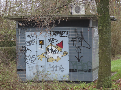 902073 Afbeelding van graffiti, waaronder een Utrechtse kabouter (KBTR) op een hoogspanningshuisje bij de ...